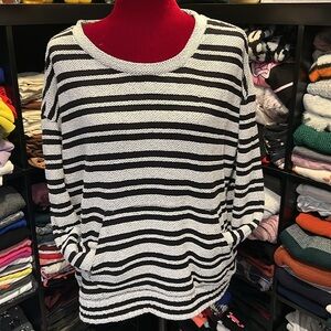 🪷 popcorn sweater with kangaroo pocket. Large